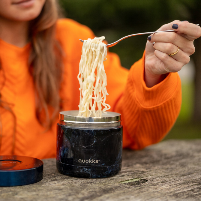 QUOKKA RECIPIENTE COMIDA TERMICO ACERO INOXIDABLE WHIM BLACK MARBLE 600 ML