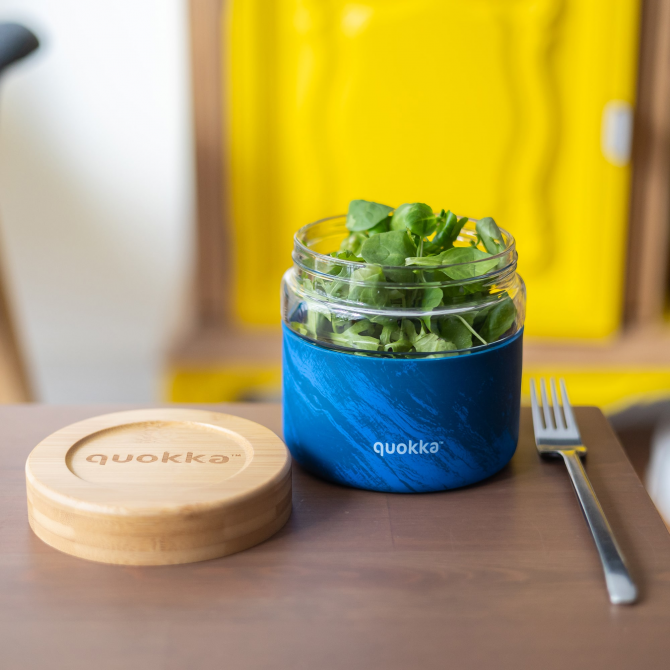 QUOKKA RECIPIENTE COMIDA CRISTAL CON FUNDA DE SILICONA DELI WOOD GRAIN 820 ML
