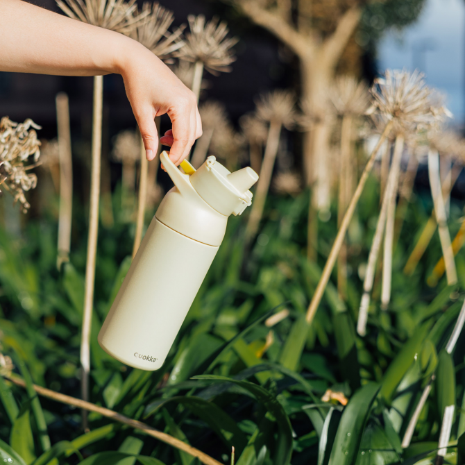 QUOKKA BOTELLA TERMO ACERO INOXIDABLE CON SIPPER TIDE PASTEL YELLOW 700 ML