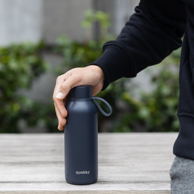 QUOKKA BOTELLA TERMO ACERO INOXIDABLE SOLID CON COLGADOR SLATE 510 ML