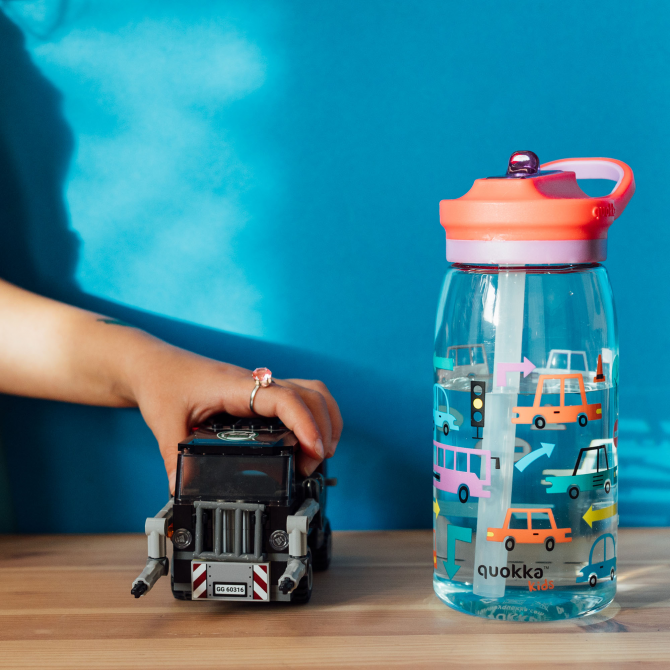 QUOKKA KIDS BOTELLA ECOZEN CON SIPPER GLOW CARS 580 ML