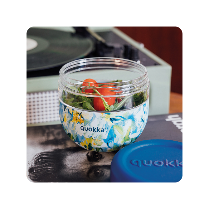 QUOKKA RECIPIENTE COMIDA MS CON FUNDA DE SILICONA BUBBLE BLUE PEONIES 770 ML