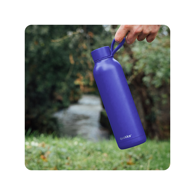 QUOKKA BOTELLA TERMO ACERO INOXIDABLE SOLID CON COLGADOR DUSK BLUE 630 ML