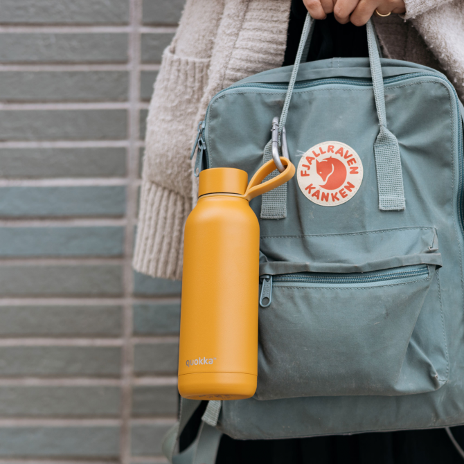 QUOKKA BOTELLA TERMO ACERO INOXIDABLE SOLID CON COLGADOR MUSTARD 510 ML