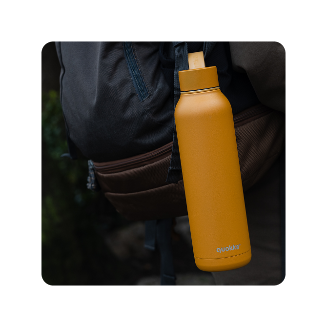 QUOKKA BOTELLA TERMO ACERO INOXIDABLE SOLID CON COLGADOR MUSTARD 630 ML