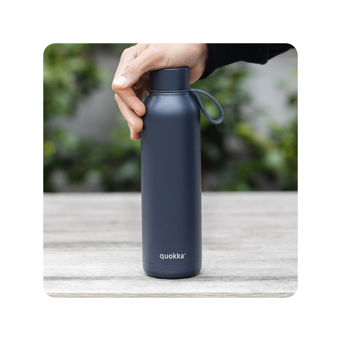 QUOKKA BOTELLA TERMO ACERO INOXIDABLE SOLID CON COLGADOR SLATE 630 ML