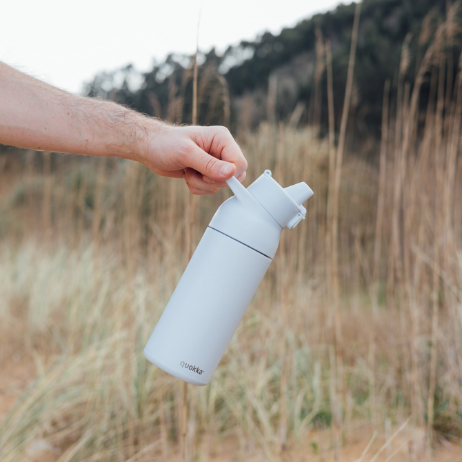 QUOKKA BOTELLA TERMO ACERO INOXIDABLE CON SIPPER TIDE GRAY 700 ML