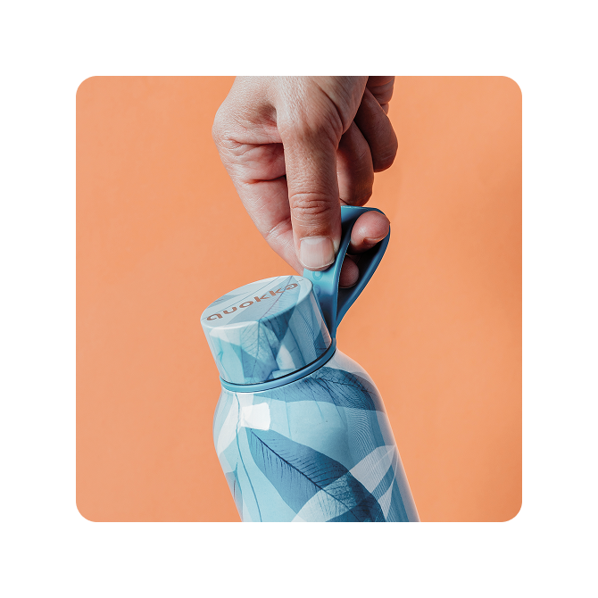 QUOKKA BOTELLA TERMO ACERO INOXIDABLE SOLID CON COLGADOR BLUE WIND 630 ML