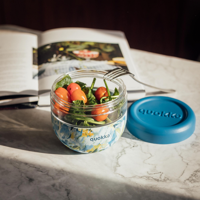 QUOKKA RECIPIENTE COMIDA MS CON FUNDA DE SILICONA BUBBLE BLUE PEONIES 770 ML