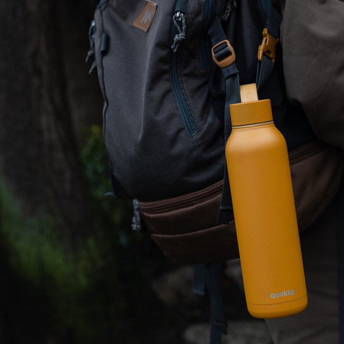 QUOKKA BOTELLA TERMO ACERO INOXIDABLE SOLID CON COLGADOR MUSTARD 630 ML