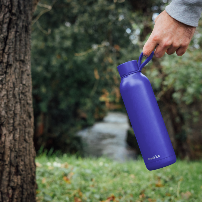 QUOKKA BOTELLA TERMO ACERO INOXIDABLE SOLID CON COLGADOR DUSK BLUE 630 ML