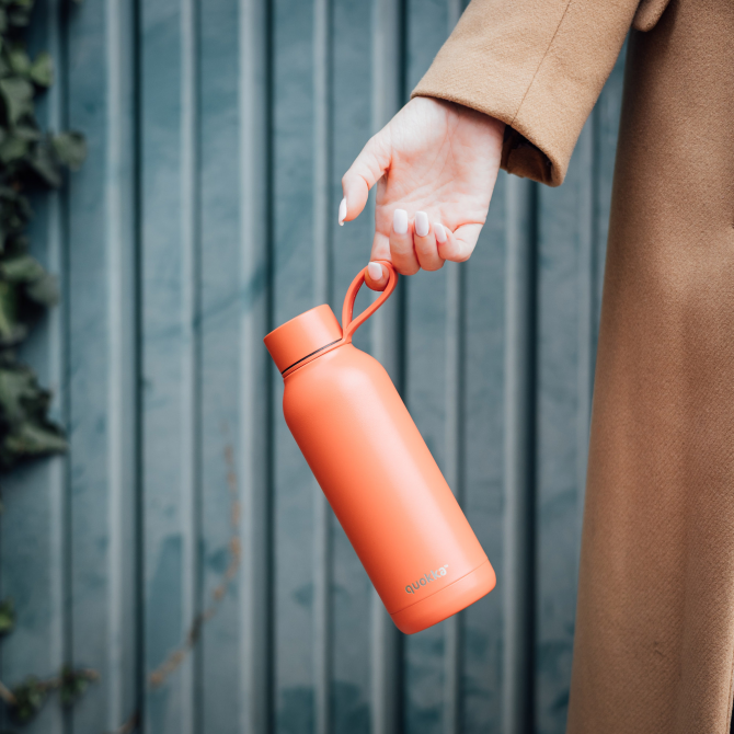 QUOKKA BOTELLA TERMO ACERO INOXIDABLE SOLID CON COLGADOR ORANGE 510 ML