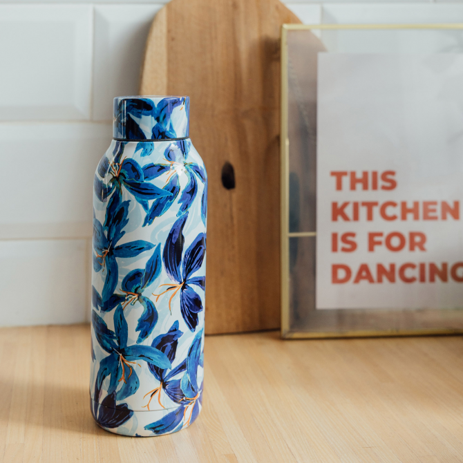 QUOKKA BOTELLA TERMO ACERO INOXIDABLE SOLID BLUE HIBISCUS 510 ML