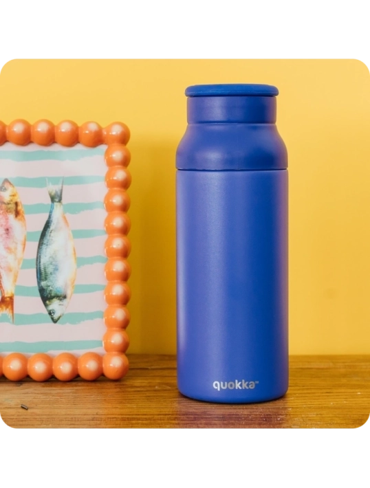 QUOKKA BOTELLA TERMO ACERO INOXIDABLE CON ASA DE SILICONA ECHO DUSK BLUE 690 ML