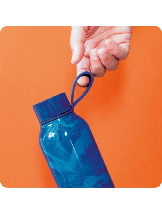 QUOKKA BOTELLA TERMO ACERO INOXIDABLE SOLID CON COLGADOR WAVES 630 ML