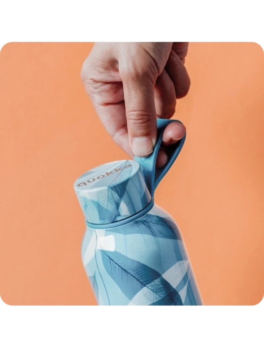 QUOKKA BOTELLA TERMO ACERO INOXIDABLE SOLID CON COLGADOR BLUE WIND 630 ML
