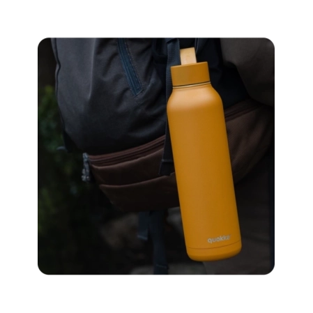 QUOKKA BOTELLA TERMO ACERO INOXIDABLE SOLID CON COLGADOR MUSTARD 630 ML