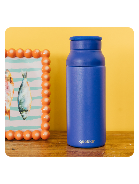 QUOKKA BOTELLA TERMO ACERO INOXIDABLE CON ASA DE SILICONA ECHO DUSK BLUE 690 ML