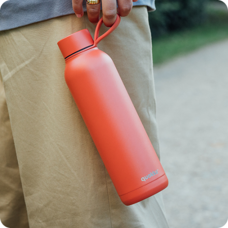 QUOKKA BOTELLA TERMO ACERO INOXIDABLE SOLID CON COLGADOR ORANGE 630 ML