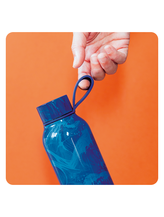 QUOKKA BOTELLA TERMO ACERO INOXIDABLE SOLID CON COLGADOR WAVES 630 ML