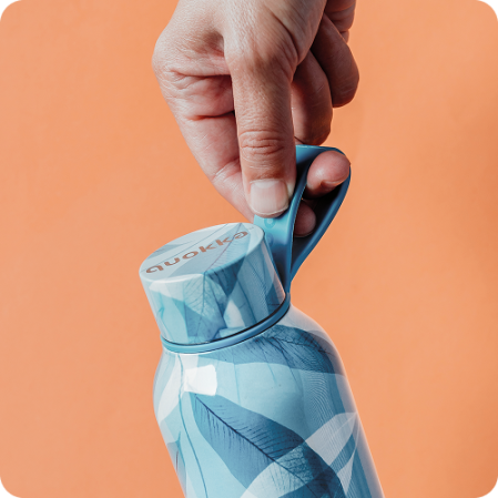 QUOKKA BOTELLA TERMO ACERO INOXIDABLE SOLID CON COLGADOR BLUE WIND 630 ML