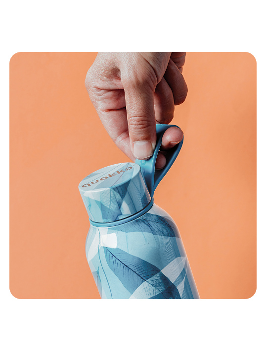QUOKKA BOTELLA TERMO ACERO INOXIDABLE SOLID CON COLGADOR BLUE WIND 630 ML